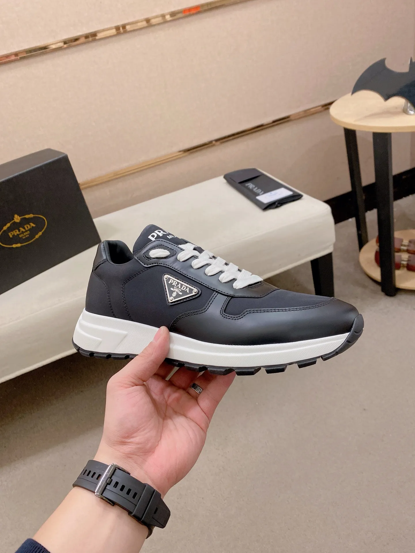 Factory price 600💰 ✔️✔️✔️Higher version High-quality new PRADA (Prada) counters are on the market at the same time. The new men's shoes and 😘fabrics are made of selected first-layer cowhide with superb craftsmanship. Lining: Full cowhide lining. 👍🏿 High-end ☄️ air-cushion molded anti-slip rubber outsole, exquisite lines, simple and elegant, comfortable and high-end for leisure travel. Code number: 38 to 44. 45.46 customized